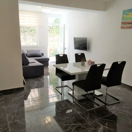 Sunny Paradise, Center Of Apartment Split