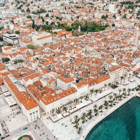 Sunny Paradise, Center Of Apartment Split