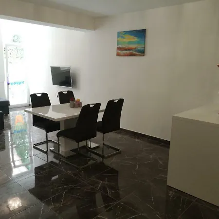 Sunny Paradise, Center Of Apartment Split