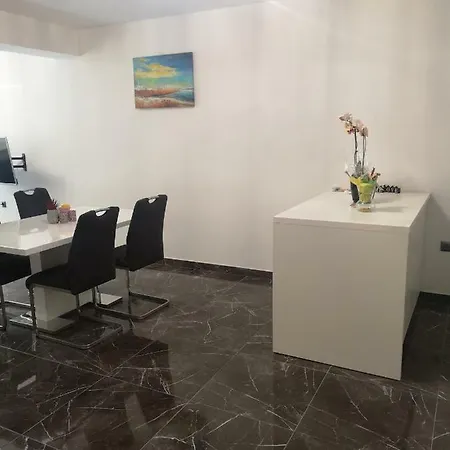 Sunny Paradise, Center Of Apartment Split