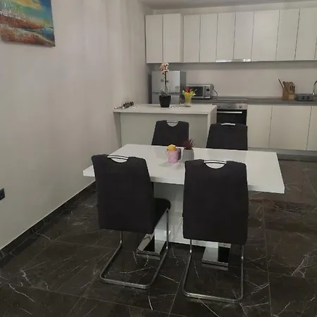 Sunny Paradise, Center Of Apartment Split